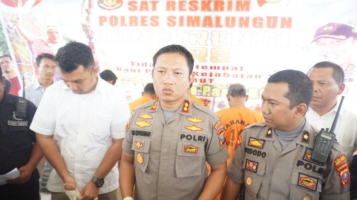 Kapolres Simalungun AKBP Heribertus Ompusunggu (tengah)