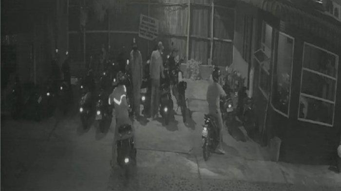 Aksi para pelaku mencuri sepeda motor di sebuah kostan di Jalan Sei Belutu, Kota Medan.