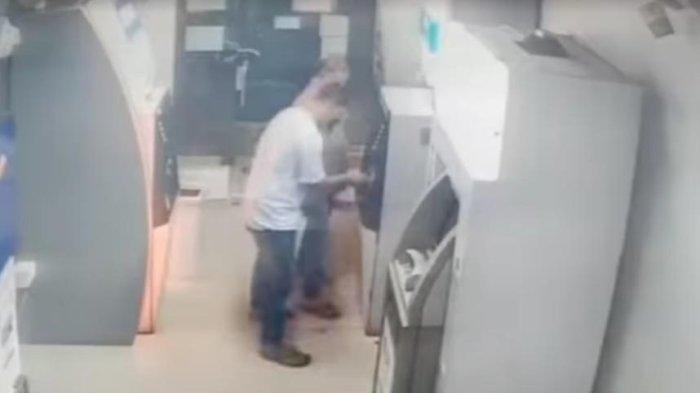 aksi pelaku kuras uang di ATM milik korban di SPBU H Anif, Jalan Cemara, Kecamatan Percut Seituan, Deliserdang.