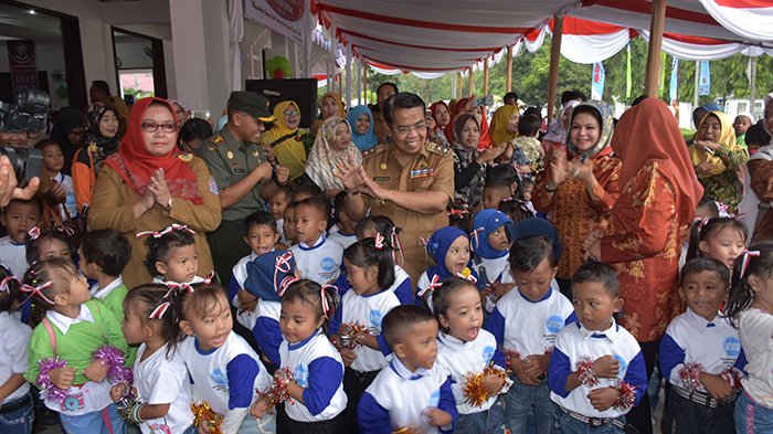 Anak-anak Delisedang bergembira merayakan Hari Anak Nasional tingkat Kabupaten Delisedang Tahun 2018 yang berlangsung di Gedung Balairung Pemkab, Selasa (2/10/2018).