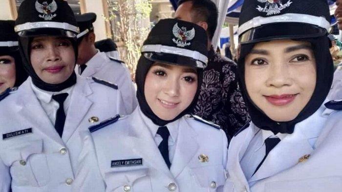 Angely (kedua dari kanan), biduan dangdut yang terpilih jadi kades di Lamongan. (surabaya.tribunnews.com/hanif manshuri)