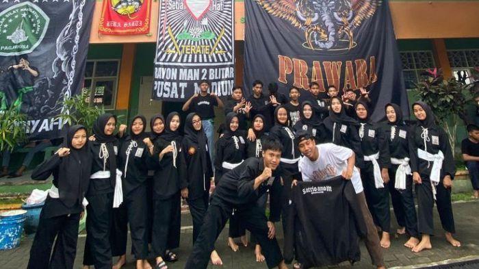 ANGGOTA PSHT- Sejumlah anggota PSHT remaja saat melakukan sesi foto bersama.