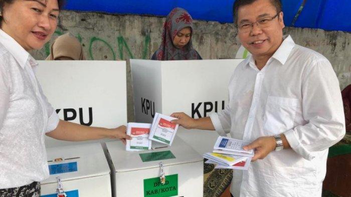 Anggota DPR RI Komisi X yang juga caleg DPR RI dapil Sumut I Sofyan Tan bersama istri saat menggunakan hak pilihnya .