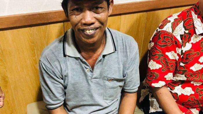 ST, salah satu anggota ormas GRIB yang buron dalam aksi pembakaran mobil polisi di Kampung Baru, Harjamukti, Cimanggis, Depok, menyerahkan diri ke Polda Metro Jaya.