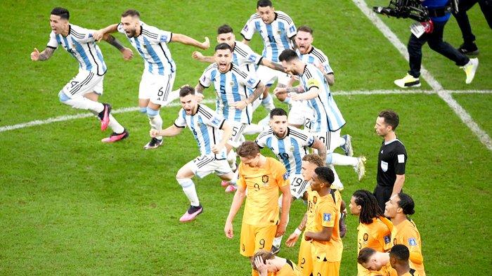 SELEBRASI - Para pemain Tim Nasional Argentina melakukan selebrasi di depan pemain-pemain Belanda usai memastikan kemenangan lewat mekanisme adu penalti pada pertandingan babak Perempat Final Piala Dunia 2022 di Lusail Stadium, sebelah utara Kota Doha, Qatar, 9 Desember 2022. Pertandingan yang berlangsung panas, diwarnai 17 kartu kuning, sempat memanjang ke luar lapangan usai laga yang melibatkan pemain dan ofisial kedua kubu.