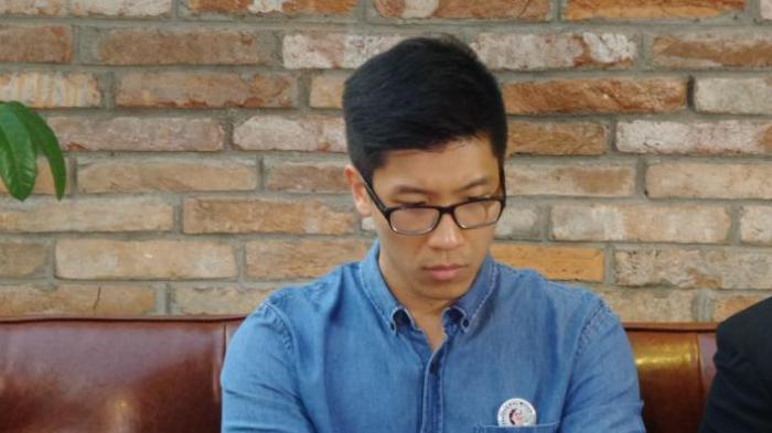 Suami Wayan Mirna Salihin, Arief Soemarko, saat konferensi pers menanggapi tuntutan jaksa penuntut umum terhadap terdakwa kasus kematian Mirna, Jessica Kumala Wongso, Kamis (6/10/2016).KOMPAS.com/ANDRI DONNAL PUTERA
