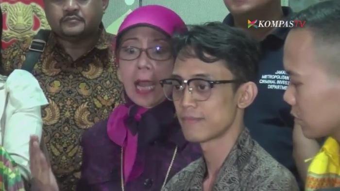 Ario Kiswinar Teguh bersama sang ibunda, Aryani Soenarto serta tim kuasa hukumnya, saat ditemui di gedung Ditreskrimum Subdit Resmob, Polda Metro Jaya, Jakarta Selatan, Jumat (30/9/2016). (Repro/Kompas TV)