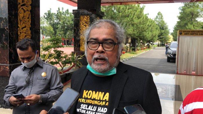Ketua Komnas Perlindungan Anak, Arist Merdeka Sirait, ditemui usai beraudensi dengan Kapolda Sumut Irjen Pol Martuani, di Mapolda, Jalan Sisingamangaraja, Kota Medan, Senin (21/12/2020). Satia
