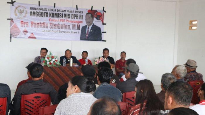 Rapidin Simbolon berdialog hangat dengan warga Kecamatan Pangaribuan, mendengar aspirasi tentang infrastruktur jalan dan dukungan pertanian di Kecamatan Pangaribuan, Kamis (12/12/2024)/