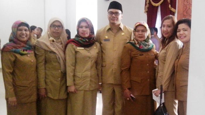 dr Asri Ludin Tambunan berfoto bersama dengan beberapa pegawai RSUD Deliserdang 