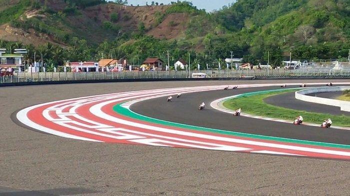 KUALIFIKASI: Para pembalap muda beradu kecepatan dalam sesi kualifikasi Idemitsu Asia Talent Cup (IATC), di Sirkuit Pertamina Mandalika, Sabtu (13/11/2021).