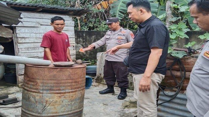 Pihak kepolisian melakukan olah TKP di lokasi ayah tak sengaja bakar putrinya di Desa Prabumenang, Kecamatan Lubai Ulu, Kabupaten Muara Enim, Jumat (17/1/2025).
