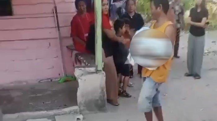 Kronologi Pilu Mat Ali Warga Parit Pekir Sungailiat Gendong Jasad Anaknya yang Tenggelam di Kolong - Korban Samli bocah yang tewas di Kolong Kampung Baru Lingkungan Parit Pekir Kecamatan Sungailiat Kabupaten Bangka saat dibawa orangtuanya kekediaman mereka Sabtu (20/9/2024).