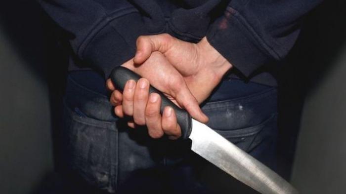 Ilustrasi perampok yang mengancam korban dengan pisau. (Examiner)