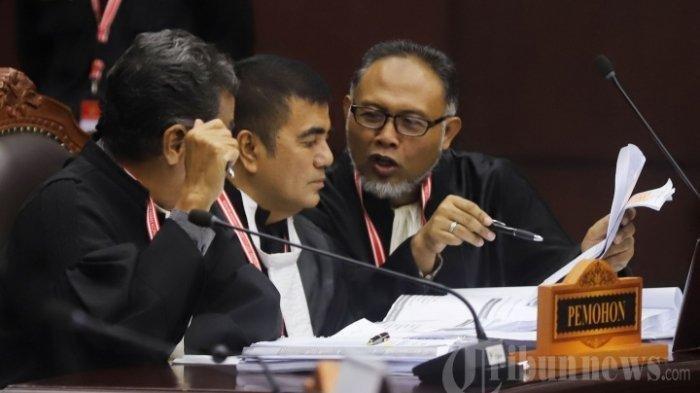 Ketua Tim Hukum Tim Badan Pemenangan Nasional (BPN), Bambang Widjojanto (kanan) menghadiri sidang sengketa hasil Pemilihan Presiden (Pilpres) 2019 di Gedung Mahkamah Konstitusi (MK), Jakarta Pusat, Selasa (18/6/2019). Sidang Perselisihan Hasil Pemilihan Umum atau Sengketa Pilpres 2019 mengagendakan pembacaan tanggapan pihak termohon dalam hal ini Komisi Pemilihan Umum (KPU) dan pihak terkait dalam hal ini Tim Kampanye Nasional (TKN). (Tribunnews/Jeprima)