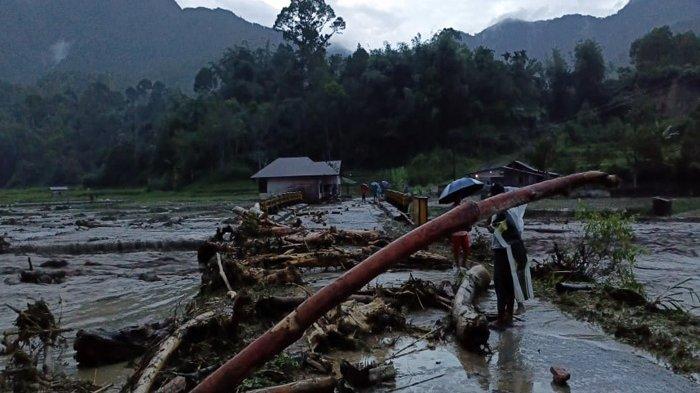 Banjir bandang terjadi di Desa Sionom Hudon Julu, Kecamatan Parlilitan, Kabupaten Humbang Hasundutan (Humbahas), Sumatera Utara, pada Rabu (6/3/2024) sekitar pukul 18.00 Wib. Luapan sungai berlumpur itu turut membawa material bongkahan kayu yang tak pernah terjadi selama ini. (FB)