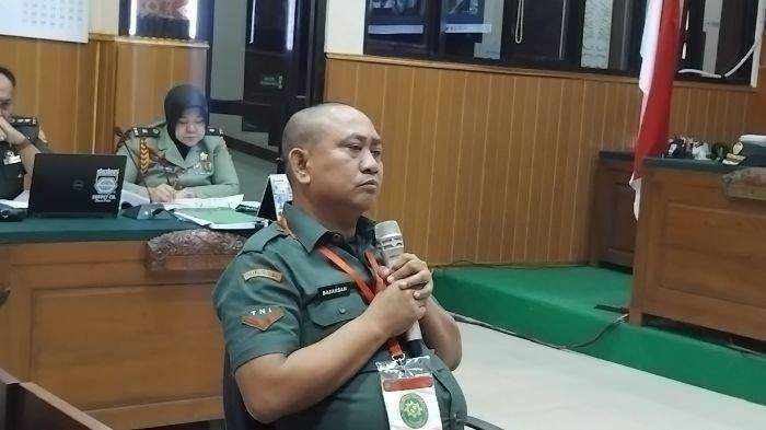 SIDANG - Terdakwa kasus penembakan tiga orang polisi di Way Kanan Lampung Kopda Bazarsah duduk di kursi pesakitan saat menjalani persidangan di Pengadilan militer I-04 Palembang, Senin (14/7/2025).