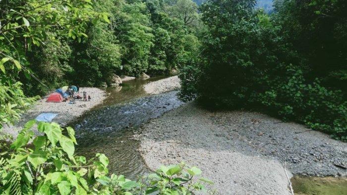 Batu Rongring berada di Dusun Penampean, Desa Sungai Musam, Kecamatan Batang Serangan, Kabupaten Langkat, Sumatera Utara.
