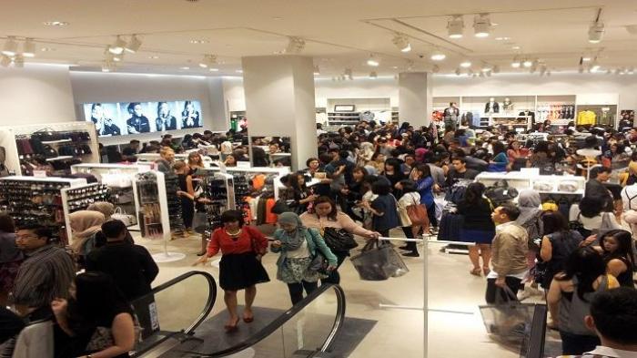 Masyarakat kelas menengah berbelanja di sebuah mal di Jakarta