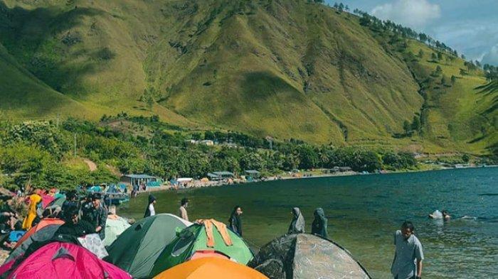 Pengunjung sedang berkamping di Paropo, Kecamatan Silalahi Sabungan, Kabupaten Dairi, Sumatera Utara.