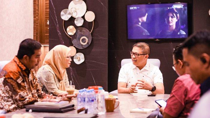 Kapolda Sumut Irjen Pol Agung Setya Imam Effendi SH SIK Msi dan Rektor UINSU Prof Dr Hj Nurhayati MAg membahas isu yang saat ini sedang berkembang di Kota Medan saat agenda silaturahim di Kampus UINSU Medan, Sabtu (29/7/2023).