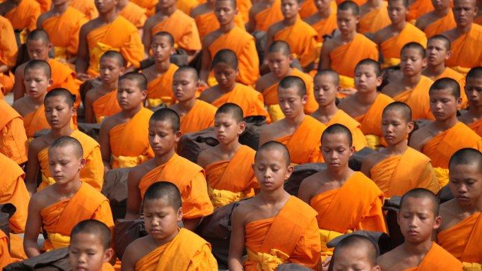 BIKSU MUDA- Ilustrasi ratusan biksu muda sedang khidmat melaksanakan ritual pembacaan doa.