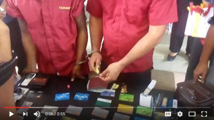 Pelaku pembobolan ATM dengan menggunakan tusuk gigi saat gelar paparan di Polda Sumut, Selasa (18/10/2016).