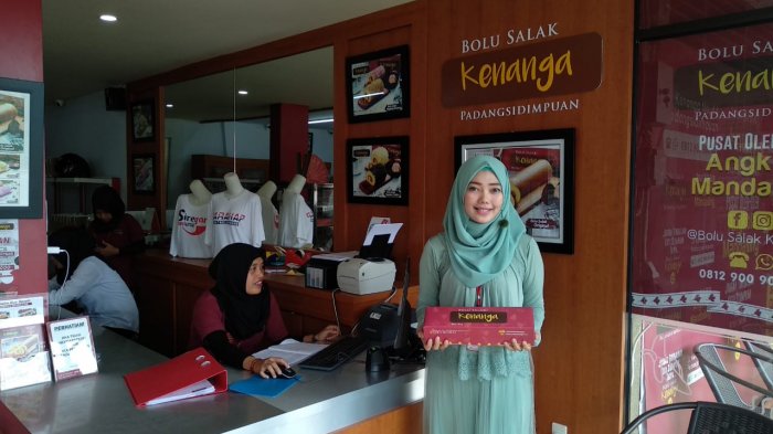 Aimi Harahap saat memperlihatkan Bolu Salak Kenanga.