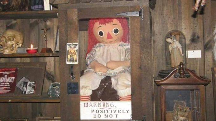 MISTIS- Boneka Annabelle yang dikenal memiliki kekuatan mistis saat disimpan dalam kotak penyimpanan yang ada di