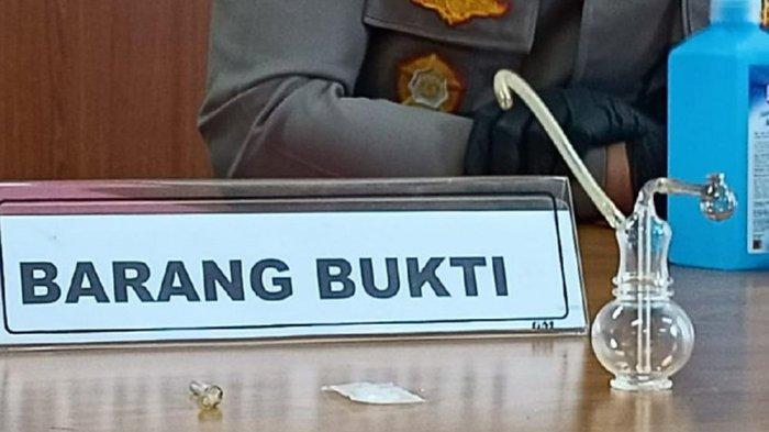 Barang bukti alat pengisap sabu, bong yang ditemukan di rumah Nia Ramadhani