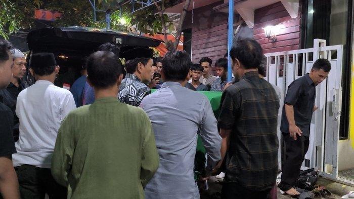 Isak tangis menyelimuti kepulangan jenazah Ilyas Abdurahman, seorang bos rental mobil yang menjadi korban penembakan komplotan pelaku penggelapan mobil di Rest Area KM 45 Tol Jakarta-Merak, pada Kamis (2/1/2025) dini hari.