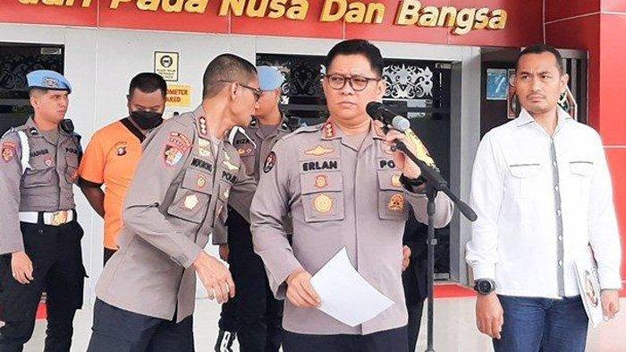 Kabid Humas Polda Kalteng, Kombes Pol Erlan Munaji (tengah), Kabid Propam Kombes Pol Nugroho Agus Setiawan (kiri), Dirreskrimum Polda Kalteng, Kombes Pol Nuredy Irwansyah, saat konferensi pers terkait temuat mayat di Katingan, Senin (16/12/2024). (Tribunkalteng.com/Ahmad Supriandi)