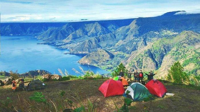 PARA pengunjung bercamping di Bukit Gundul dengan pemandangan hamparan Danau Toba yang luas, Minggu (29/3/2020).