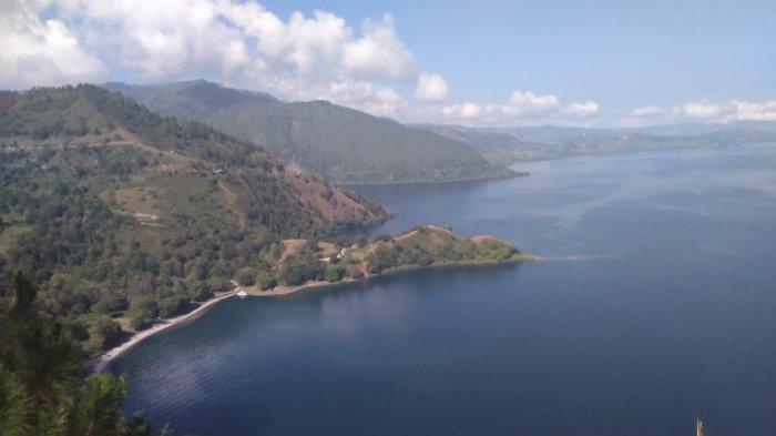 KEINDAHAN Danau Toba dari Bukit Singgolom di Desa Nihuta, Kabupaten Toba Samosir, Kamis (19/3/2020).
