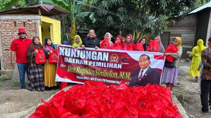 Momen haru: Para ibu memeluk paket bantuan dari Rapidin Simbolon, bukti kehadiran PDI Perjuangan hadir di tengah bencana, Padang Sidempuan, Sabtu (19/4/2025).