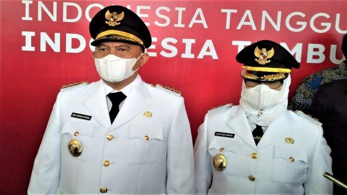 Bupati dan Wakil Bupati Labuhanbatu, Erik Adtrada Ritonga-Ellya Rosa Siregar ketika diwawancarai usai dilantik Gubernur Sumut, Edy Rahmayadi di Aula Tengku Rizal Nurdin, Jalan Sudirman, Medan pada Senin (13/9/2021) 