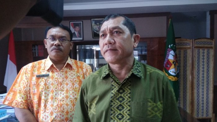 Bupati Karo Terkelin Brahmana SH (kanan), didampingi Asisten tiga Pemkab Karo Mulianta Tarigan (kiri), saat ditemui di ruangannya, Jalan Jamin Ginting, Kabanjahe, Kamis (11/10/2018). Terkelin menyayangkan masih banyaknya ASN di Provinsi Sumatera Utara yang terlibat korupsi.