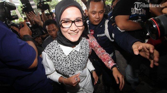 Bupati Lebak Iti Octavia Jayabaya (berbaju putih) -