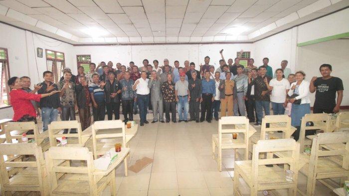 Ketua DPD PDI Perjuangan Sumut Drs Rapidin Simbolon MM berkumpul dengan Perwakilan Marga-marga Pomparan Raja Naiambaton (Parna) di Kota Tarutung, Senin (16/10/2023).