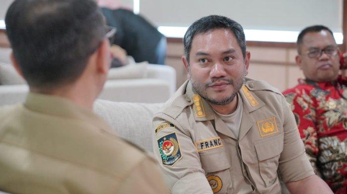 BUPATI PAKPAK BHARATA FRANC BERNHARD TUMANGGOR hadiri penganugerahan dari Komisi Informasi (KI) Sumatera Utara (Sumut) kepada Pemerintah Kabupaten Pakpak Bharat sebagai salah satu Pemerintah Kabupaten di Sumatera Utara sebagai Kategori Informatif Tahun 2023. Anugerah Komisi Informasi ini diberikan dalam acara Komisi Informasi Award Tahun 2023 di Aula Raja Inal, Kantor Gubernur Sumatera Utara, Selasa (15/8/2023). (Diskominfo)