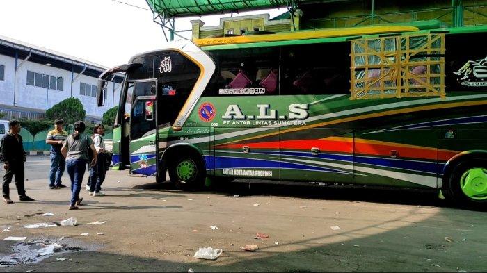 Suasana di pool bus Antar Lintas Sumatera (ALS) di Jalan Sisingamangaraja Medan. Memasuki tiga hari sebelum lebaran, loket bus masih nampak sepi penumpang, Rabu (19/4/2023).