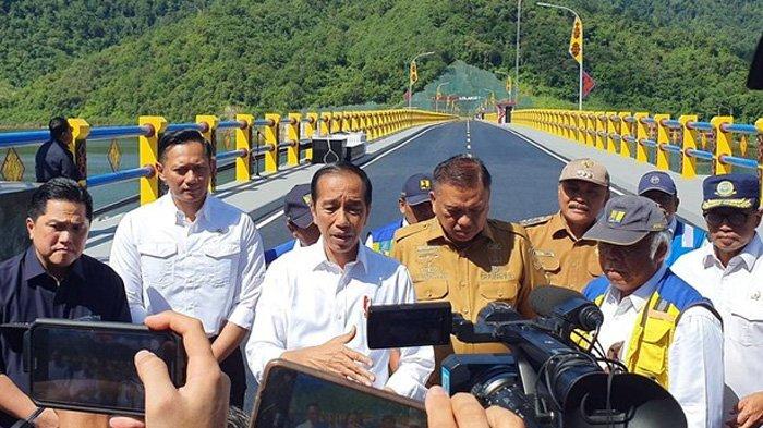 Menteri ATR/BPN Agus Harimurti Yudhoyono (AHY) menceritakan pengalaman pertamanya menemani Presiden Jokowi kunjungan kerja. AHY mendampingi Presiden Joko Widodo (Jokowi) ke Manado, Sulawesi Utara, Kamis (23/2/2024). Ini merupakan kunjungan kerja pertama AHY ke daerah bersama Presiden Jokowi usai masuk kabinet. Diketahui, Presiden Jokowi melantik AHY menjadi Menteri Agraria dan Tata Ruang/Kepala Badan Pertanahan Nasional (ATR/BPN) di Istana Negara, Jakarta, Rabu (23/2/2024). (X/AgusYudhoyono)