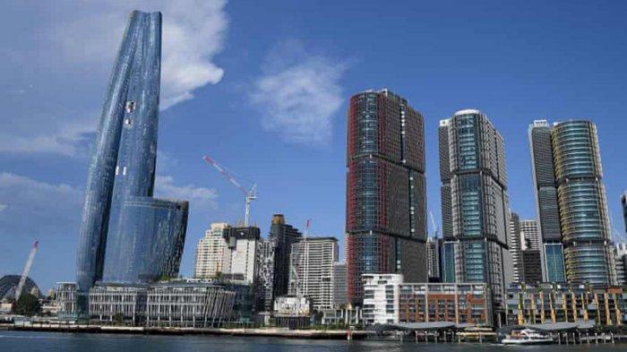 Resor Hotel Crown Sydney di Barangaroo, Sydney (gedung paling tinggi kiri)