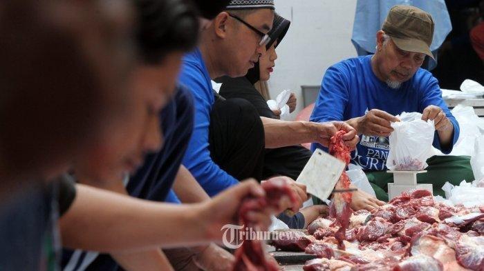 Petugas memotong dan menimbang daging kurban yang akan dibagikan pada Iduladha 1438 H di halaman belakang Masjid Raya Bandung Provinsi Jawa Barat, Jalan Dalem Kaum, Kota Bandung, Jumat (1/9/2017). Penyelenggaraan kurban di masjid ini menyembelih 9 domba dan 8 sapi yang dibagikan kepada sekitar 3.000 mustahik atau penerima daging kurban.