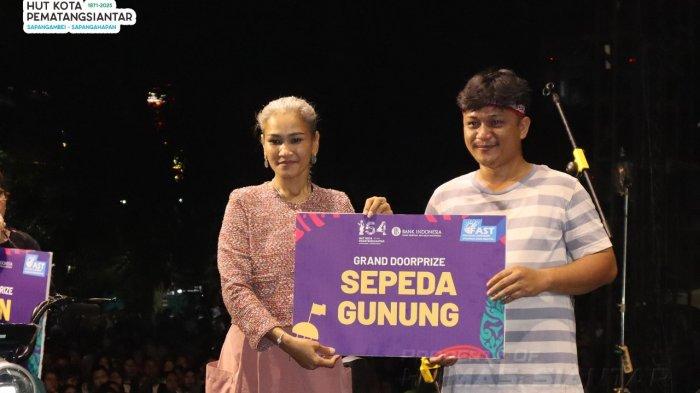 Puncak HUT Kota: Kapolres Pematangsiantar Bagikan Doorprize dan Hadiri Konser di Lapangan H. Adam Malik