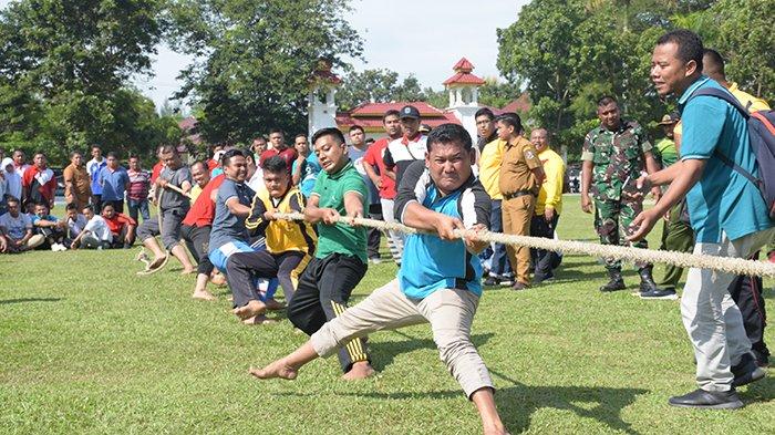 Dalam rangka menyambut dan memeriahkan Hari Ulang Tahun ke-74 Proklamasi Kemerdekaan RI Pemkab Deliserdang menggelar berbagai kegiatan di antaranya gerak jalan beregu, tarik tambang dan senam beregu. Bertabur hadiah di antaranya kipas angin, megicom, dispenser serta berbagai hadiah menarik lainya yang diikuti ASN, TNI/Polri, dan pelajar. Gerak jalan beregu dilepas Sekdakab Deliserdang Darwin Zein S.Sos dan pimpinan FKPD lainnya, para asisten, staf ahli bupati, dan pimpinan OPD Selasa (6/8/2019) di lapangan Alun-alun Pemkab Deliserdang, Lubukpakam.