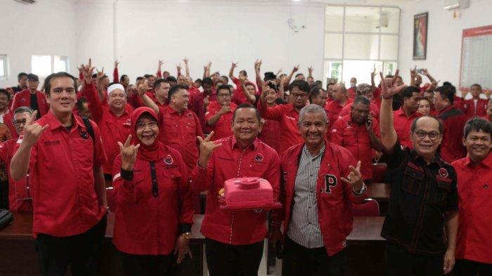 Jajaran DPC PDI Perjuangan foto bersama usai memberikan kue ulang tahun kepada Ketua DPD PDI Perjuangan Sumut Drs Rapidin Simbolon MM ke-56 didampingi Sekretataris DR Sutarto MSi dan Bendahara Meriahta Sitepu bersama unsur pengurus sela-sela memimpin Rapat Koordinasi (Rakor) Pengawalan Pemilu 2024 di Kantor DPD PDI Perjuangan Sumut di Jalan Jamin Ginting Medan, Jumat (13/10/2023).