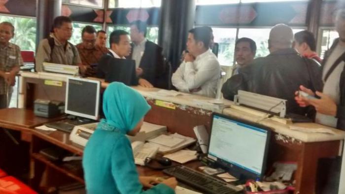 Penumpang pesawat GA 80 jurusan Cengkareng-Lampung protes ke staf karena pesawat delay