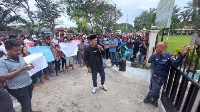 Massa diduga bayaran dari kubu Luhur Sentosa Ginting alias Tosa Ginting, terdakwa pembunuh eks anggota DPRD Langkat saat berorasi di depan gedung PN Stabat, Rabu (6/9/2023).