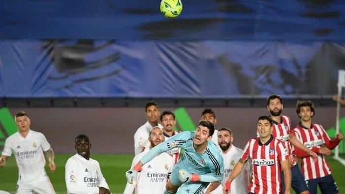 Penjaga gawang Belgia Real Madrid Thibaut Courtois membersihkan bola pada pertandingan sepak bola liga Spanyol antara Real Madrid CF melawan Club Atletico de Madrid di stadion Alfredo di Stefano di Madrid pada 12 Desember 2020. (
